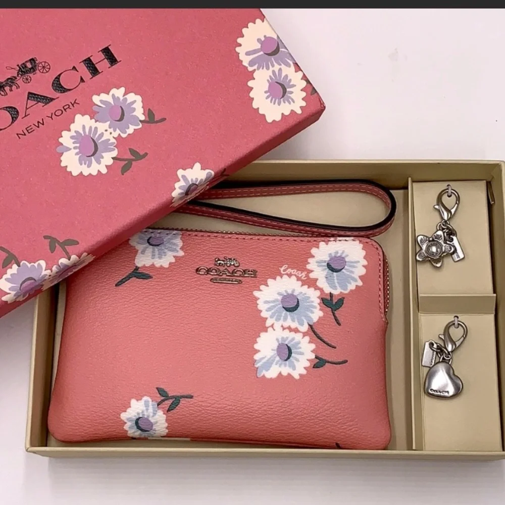 🌸NEW! Coach Gift Set. Wristlet with Charms🌸 - Picture 9 of 9
